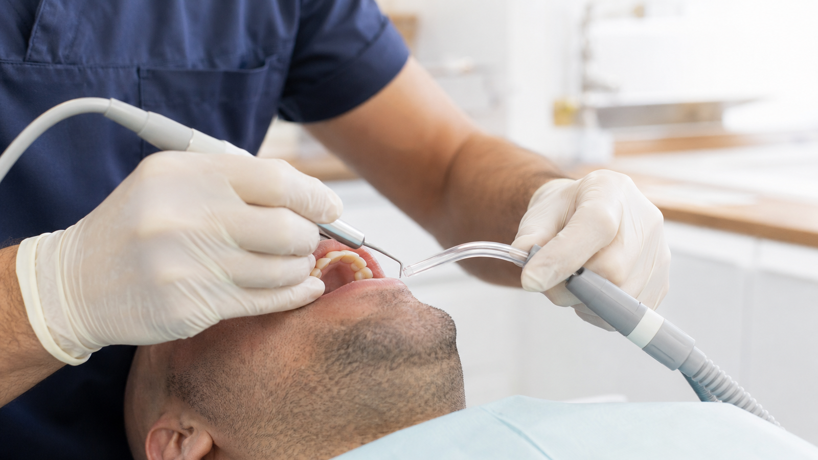 Réalisation de soins dentaires dans une clinique moderne à Herve